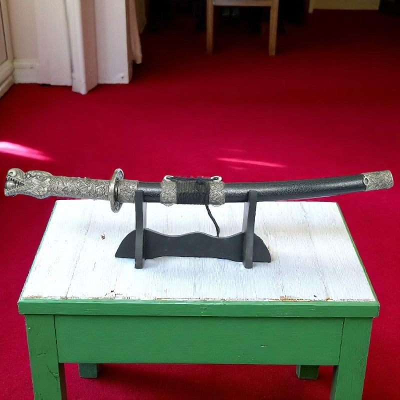 Sabie Scurta de Samurai Japoneza, cu Ornament de Dragon, cu Suport de lemn, metal,47x32 cm,