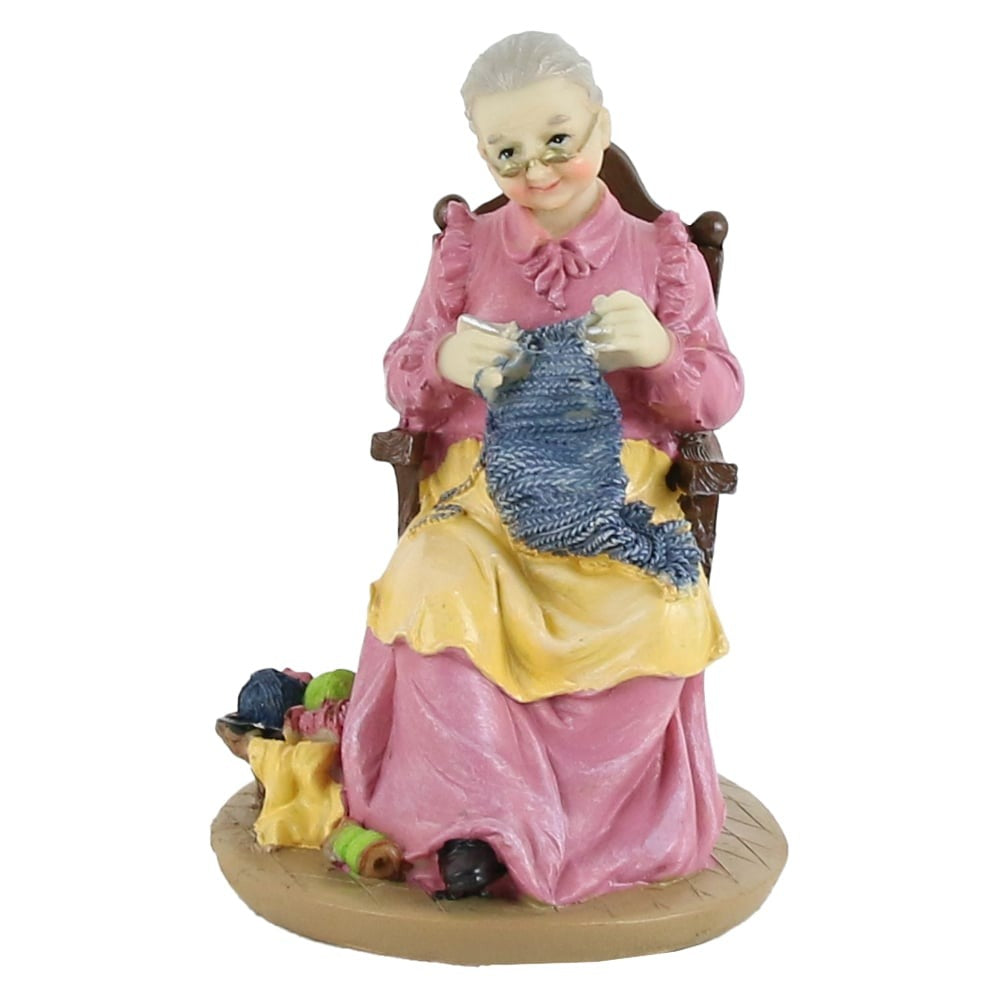 Figurina Bunica care croseteaza, Rasina ,16 cm