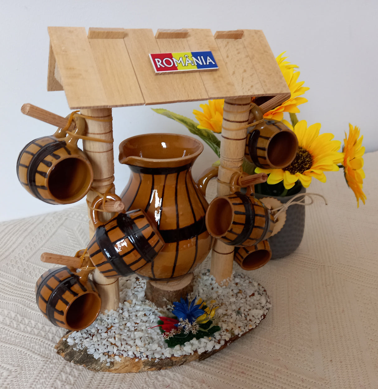 Set Ulcior cu 6 cesti Ceramica Maro cu suport din Lemn Poarta, 22x36 cm