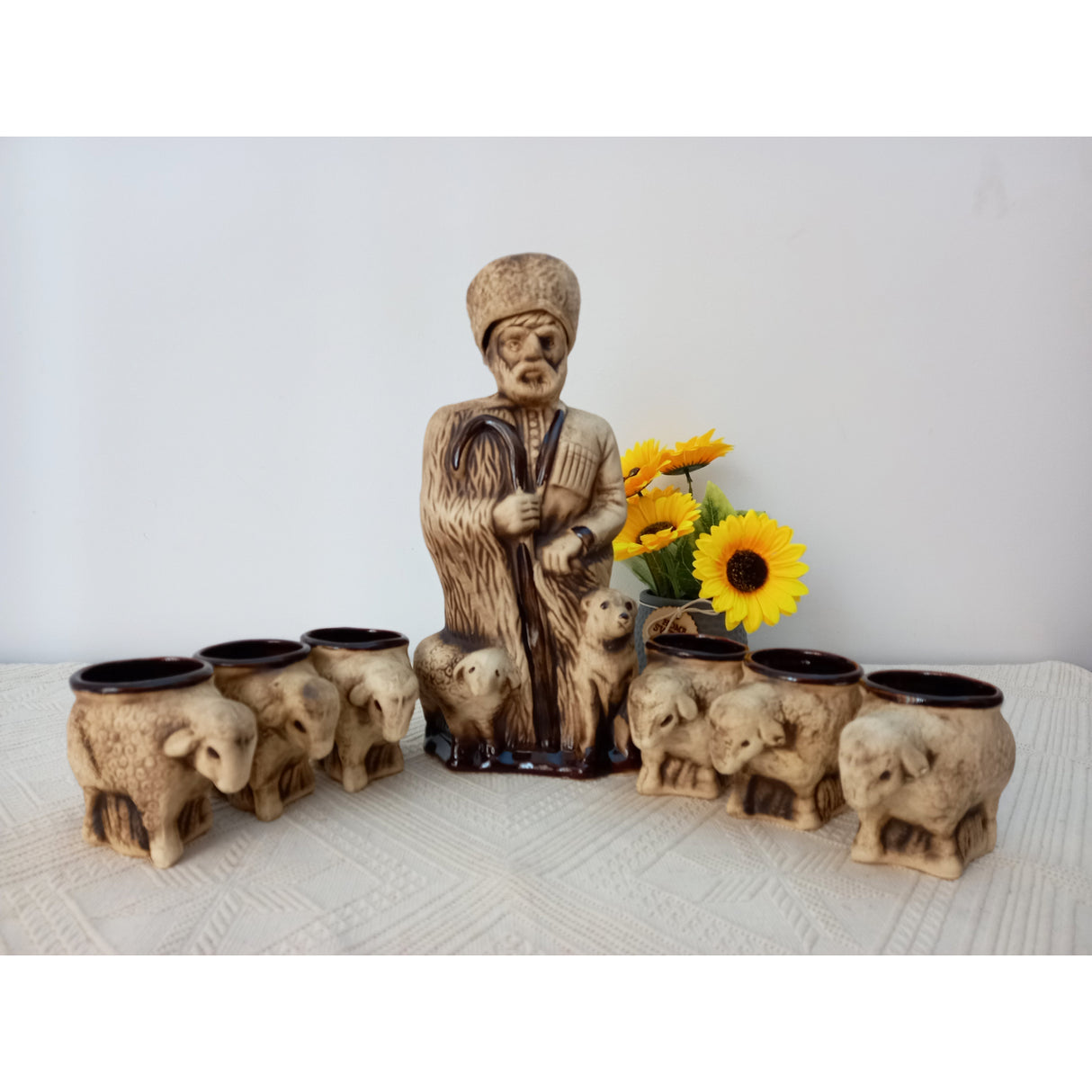 Set sticla in forma de Cioban cu 6 paharein forma de Oite, Ceramica