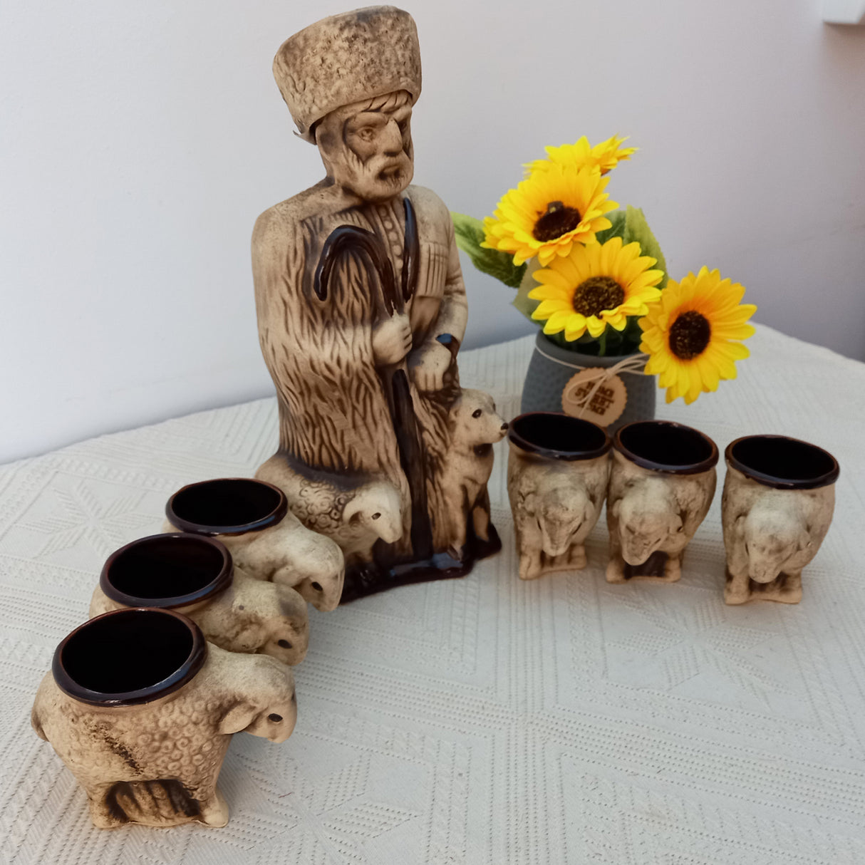 Set sticla in forma de Cioban cu 6 paharein forma de Oite, Ceramica