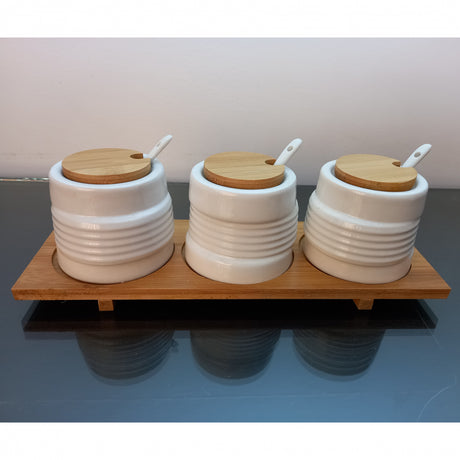 Set 3 borcanase pentru condimente cu capace, lingurite si suport, Ceramica si Lemn, 7x7 cm