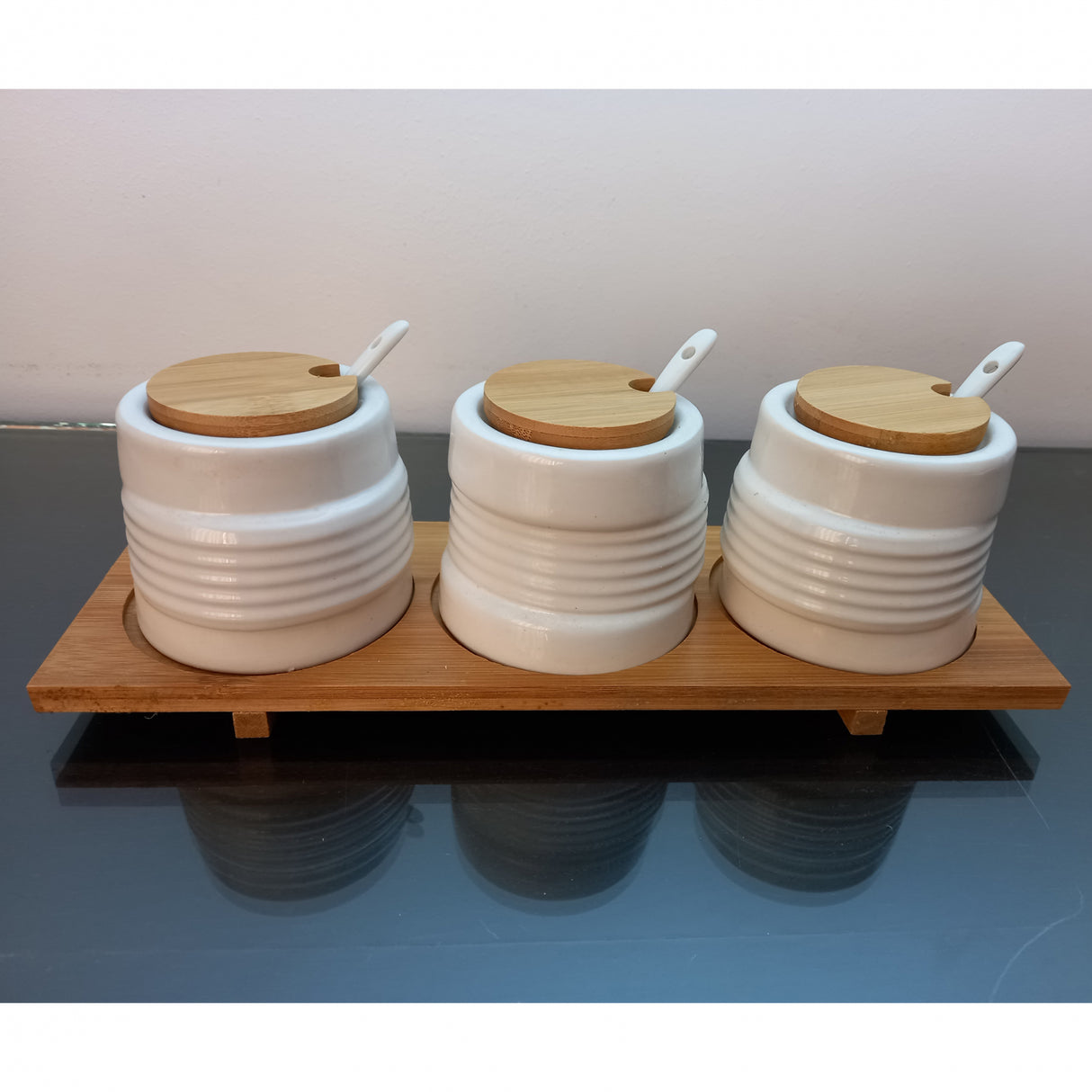Set 3 borcanase pentru condimente cu capace, lingurite si suport, Ceramica si Lemn, 7x7 cm