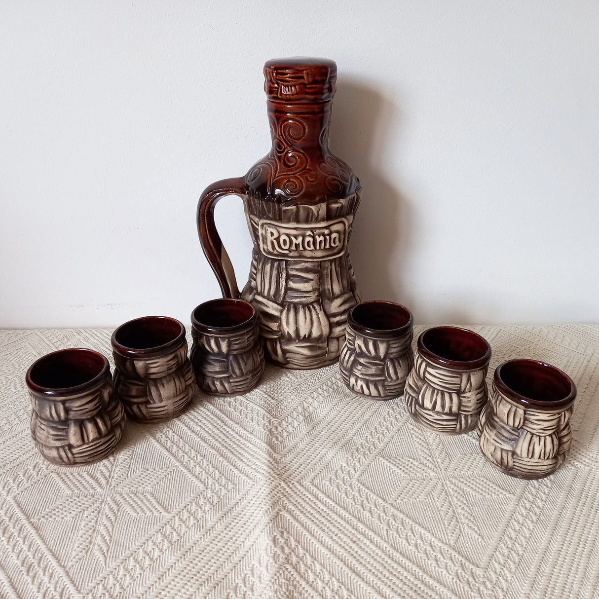 Set sticla in forma de Ulcior Romania cu 6 pahare, Ceramica
