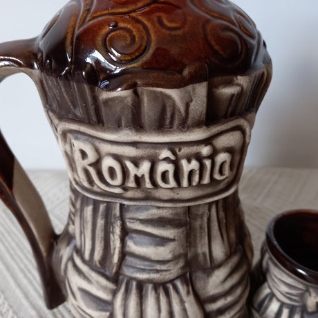Set sticla in forma de Ulcior Romania cu 6 pahare, Ceramica