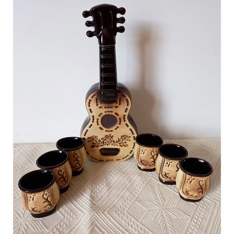 Set Sticla in forma de Chitara cu 6 cescute, Ceramica