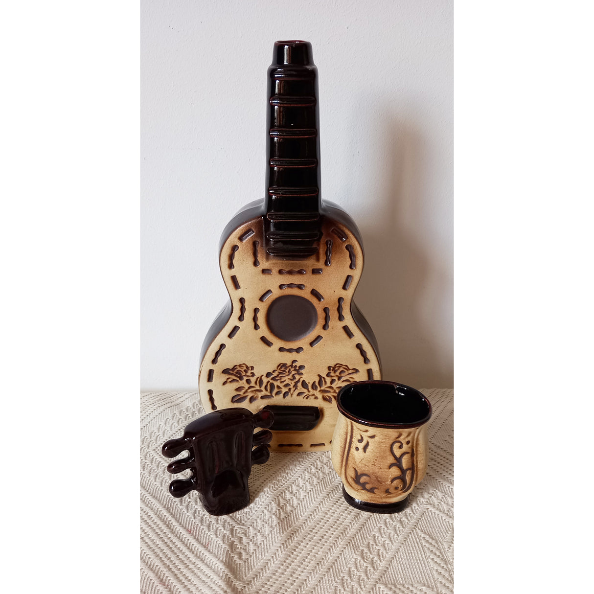 Set Sticla in forma de Chitara cu 6 cescute, Ceramica