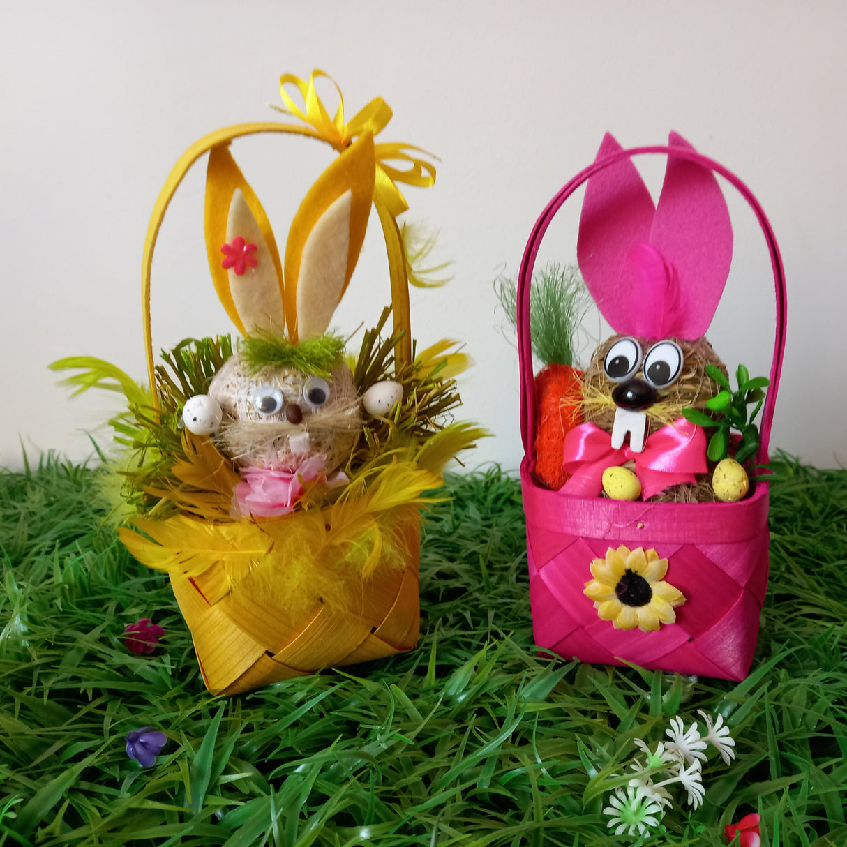 Iepuras Paste decorativ din Paie, in Cos, Roz, 24 cm