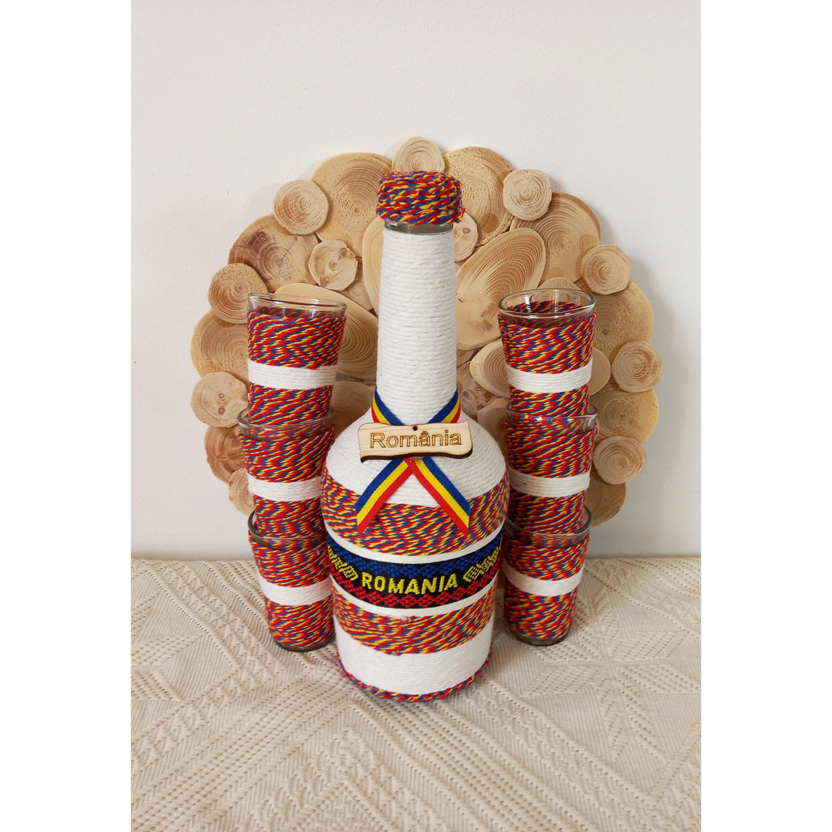 Set pentru Tuica, sticla cu 6 Pahare si Tava, Romania, invelite in Sfoara Colorata