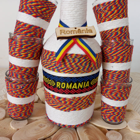 Set pentru Tuica, sticla cu 6 Pahare si Tava, Romania, invelite in Sfoara Colorata