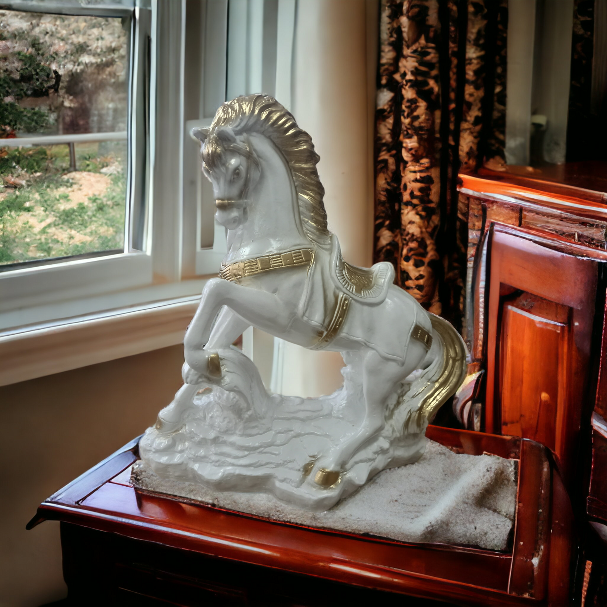 Statueta Decorativa, Cal, Albu Auriu, Rasina, 37x30 cm