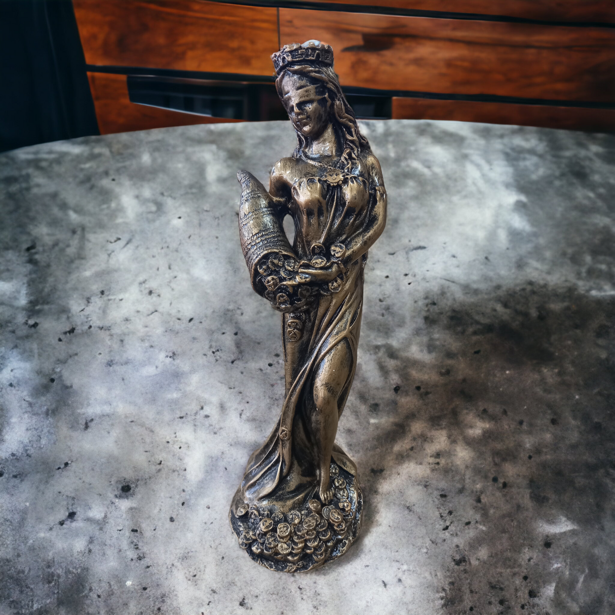 Statueta Zeita Norocului Fortuna, Rasina