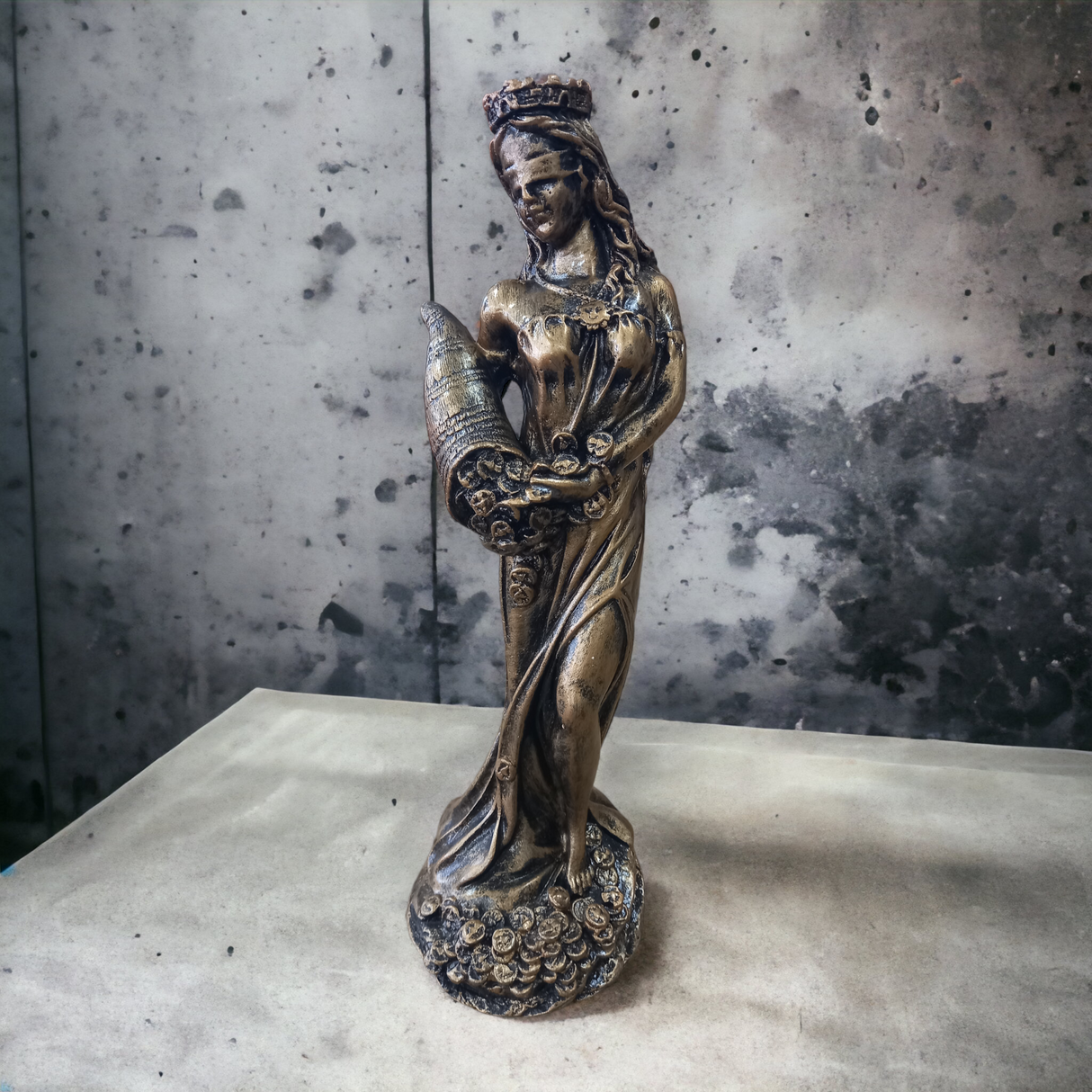 Statueta Zeita Norocului Fortuna, Rasina