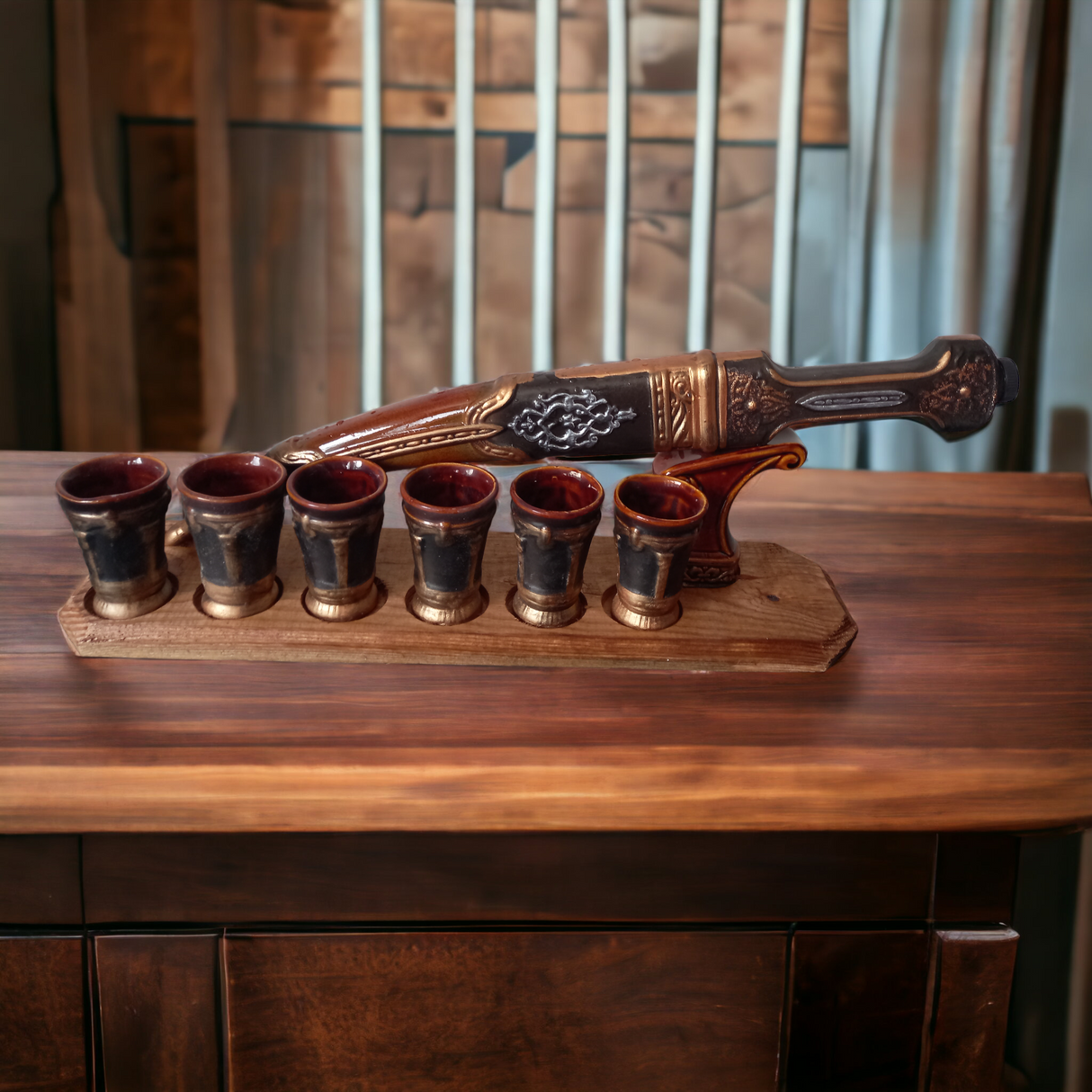 Set servire bautura, Sticla in forma de Sabie 500 ml, pe suport de lemn, cu 6 pahare 100 ml, Ceramica