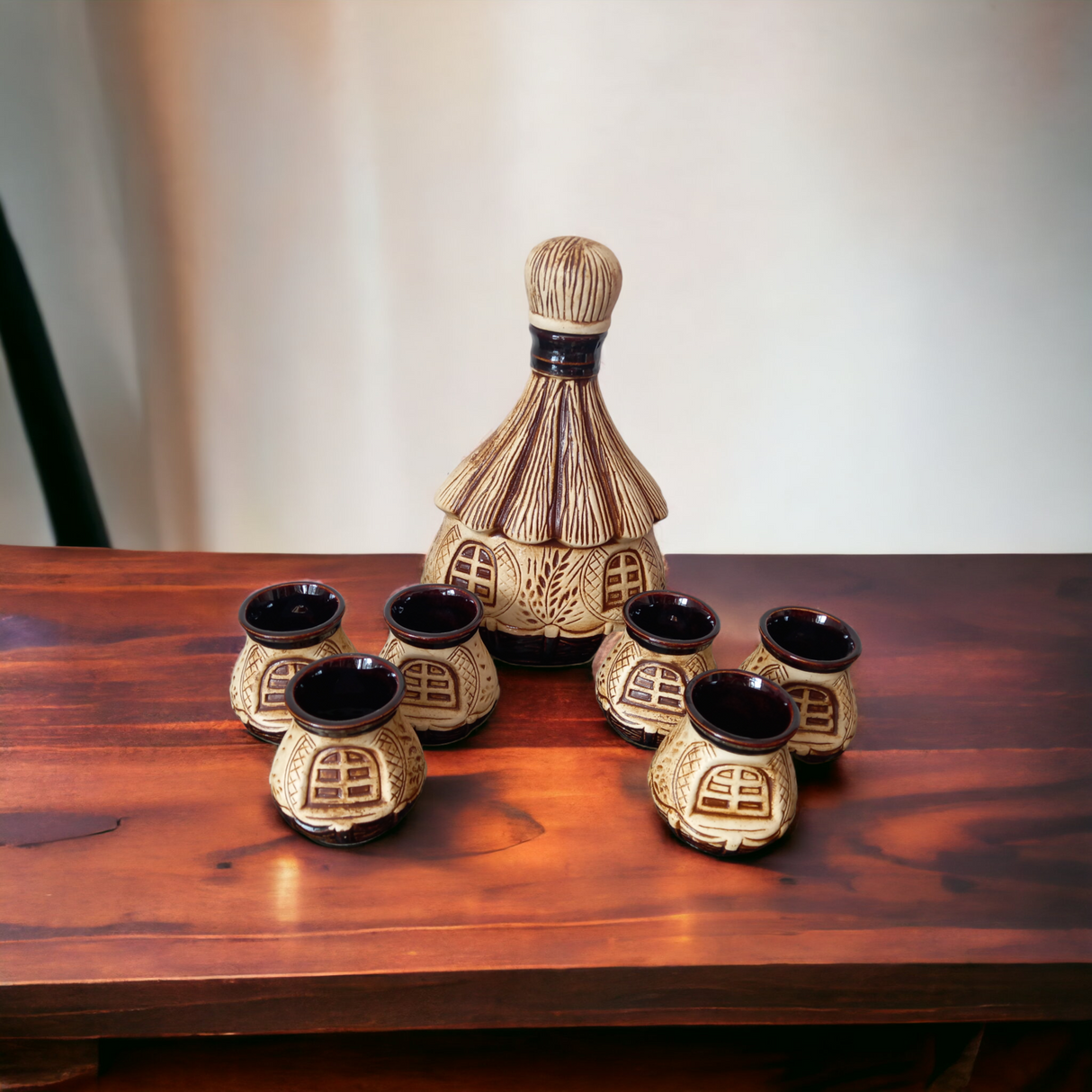 Set pentru servirea bauturilor, Sticla 1l in forma de Coliba cu 6 pahare 50 ml, Ceramica