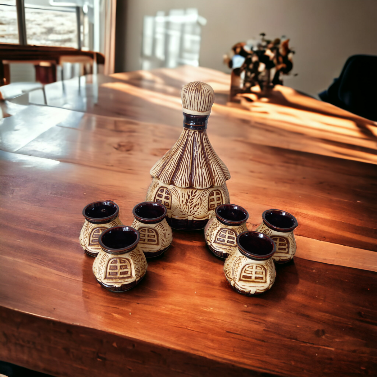 Set pentru servirea bauturilor, Sticla 1l in forma de Coliba cu 6 pahare 50 ml, Ceramica