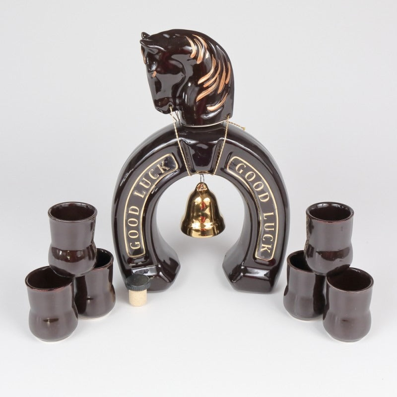 Set pentru Tuica, Sticla 850 ml in forma de Potcoava Color cu 6 pahare 50 ml, Ceramica