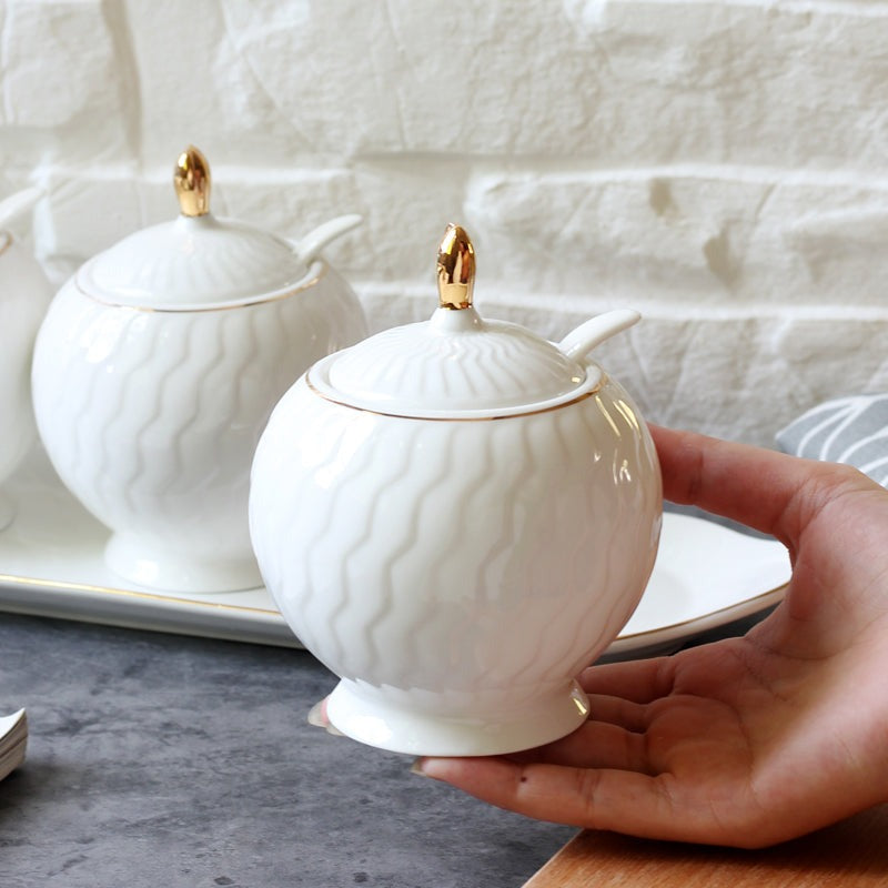 Set 3 recipiente condimente din ceramica alb -auriu cu lingurita si tavita