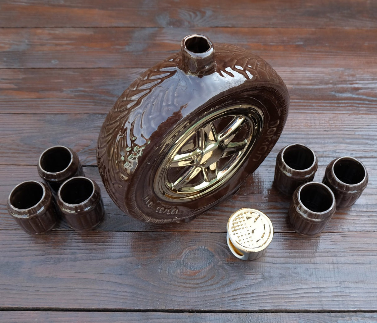 Set pentru Tuica, Sticla 1000 ml cu 6 pahare 70 ml, Model Roata, Ceramica