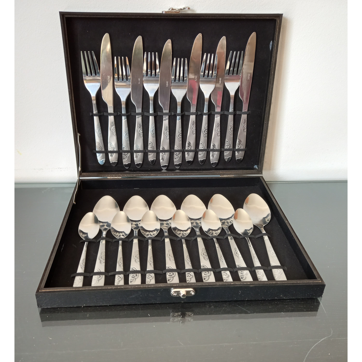 Set 24 de Tacamuri din Inox in Cutie din Lemn, 32x25x4 cm