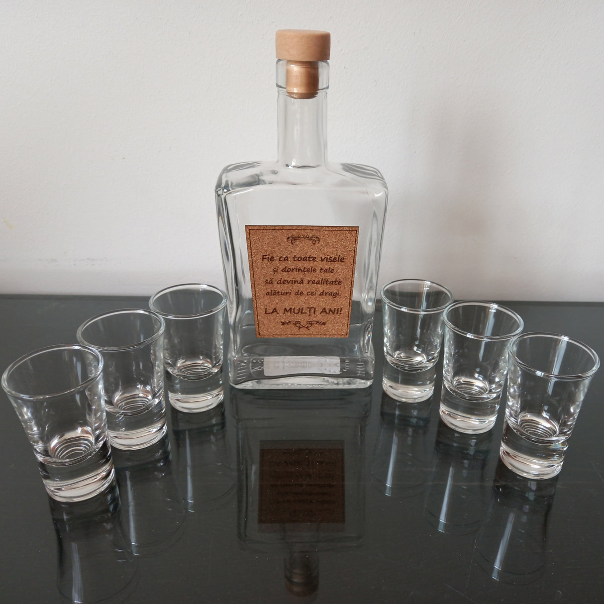 La Multi Ani - Set servire Bauturi tari, Sticla cu 6 Pahare cu Suport din Lemn