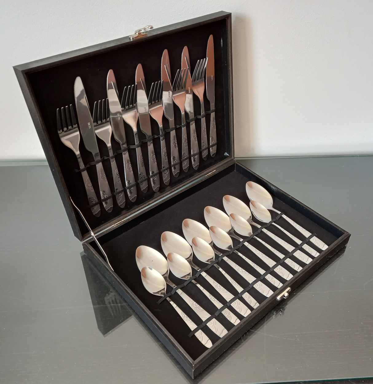 Set 24 de Tacamuri din Inox in Cutie din Lemn, 32x25x4 cm