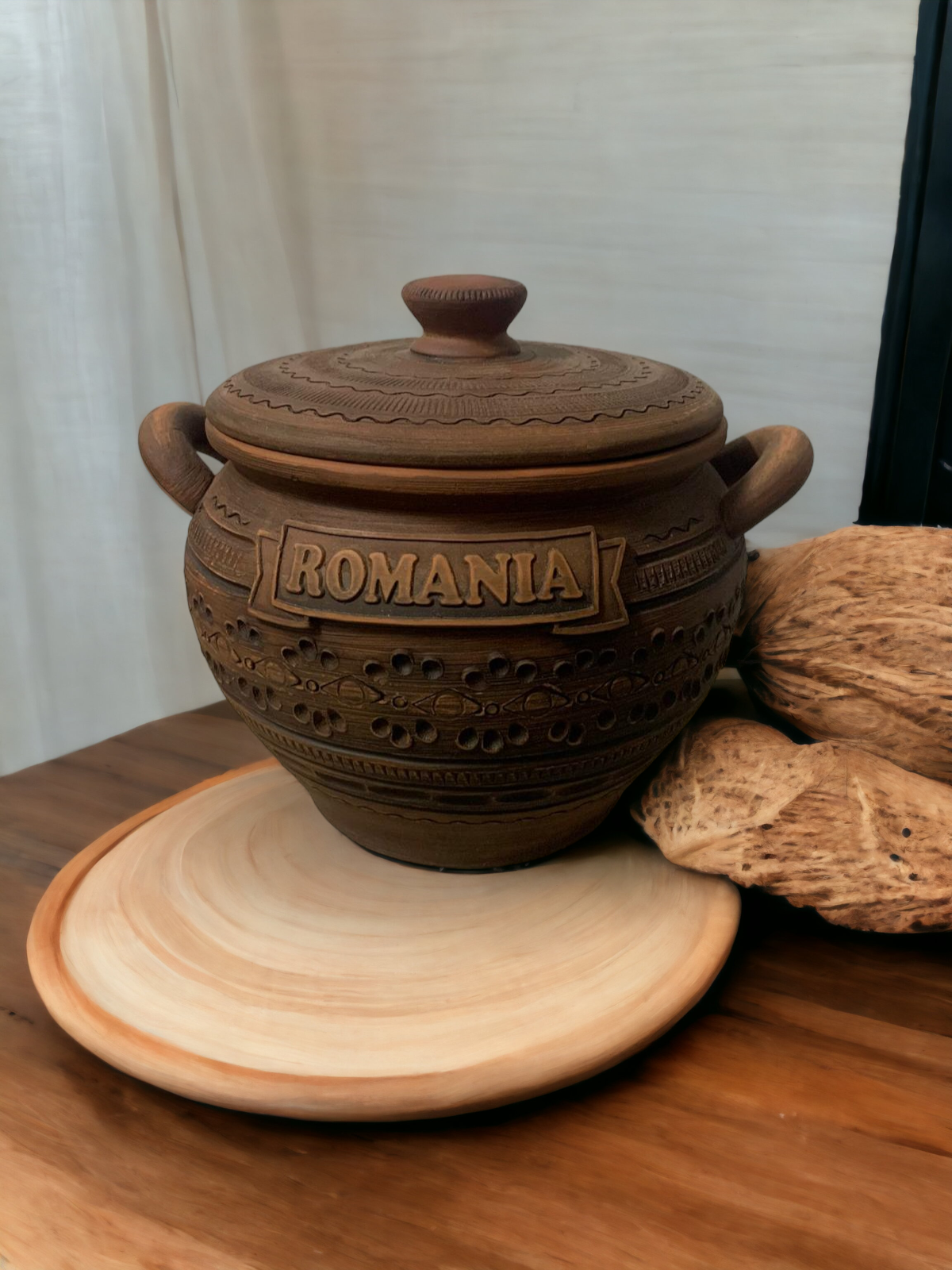 Oala model incrustat cu capac, Romania, din lut rosu, 2 L