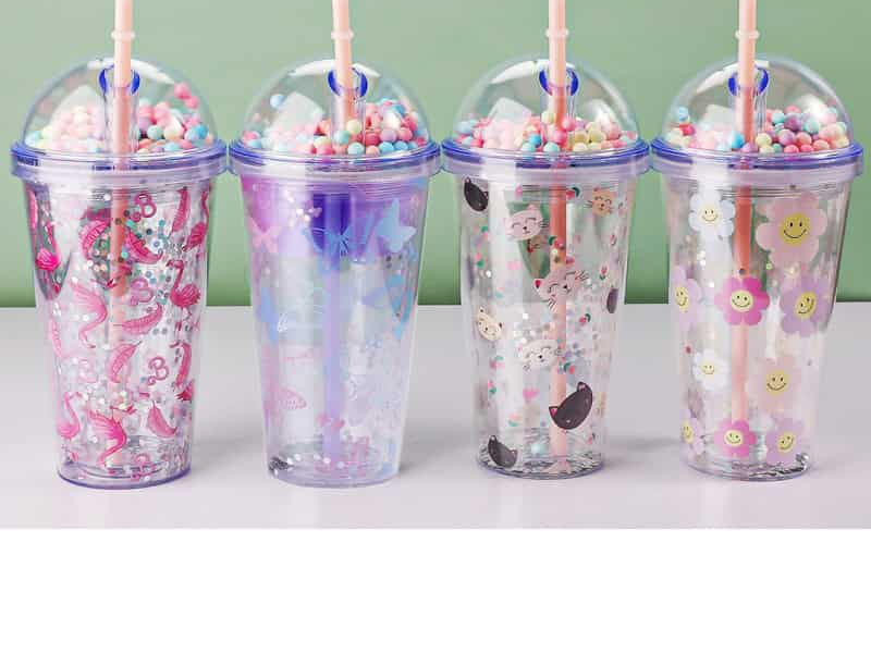 Pahar din plastic cu capac bombat si pai, color, 450 ml
