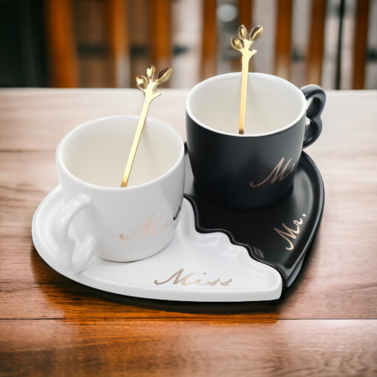 Set doua cani cu farfuriute jumatati inima si lingurite, Ceramica, Alb Negru, 200 ml