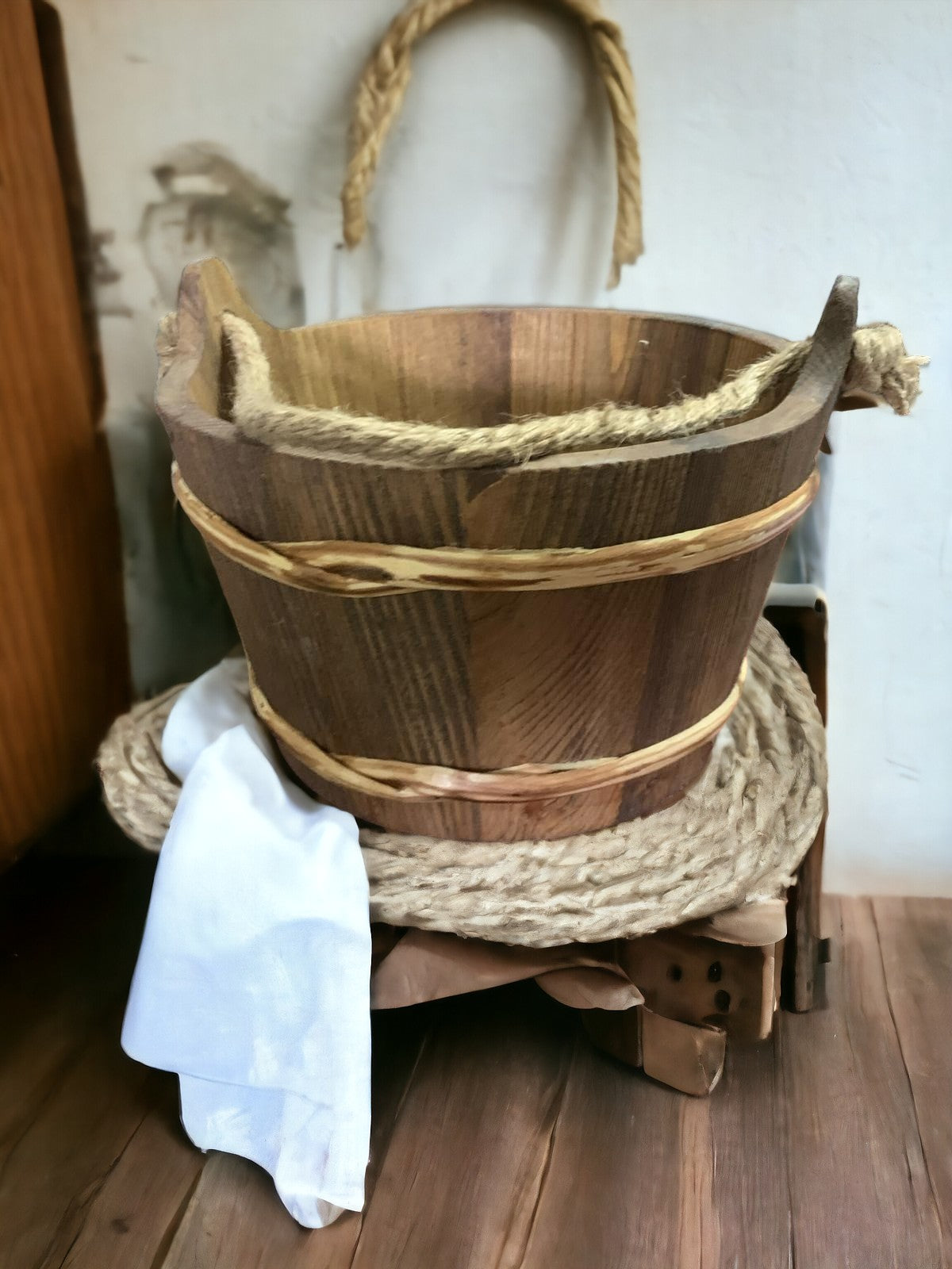 Galeata din Lemn pentru Sauna, cu maner din Sfoara/ Toarta, 24x15 cm, 5l