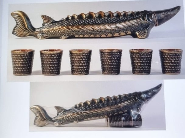 Set pentru Tuica, Sticla 1.3 l in forma de Sturion cu 6 pahare 100 ml, Ceramica 55x10 cm