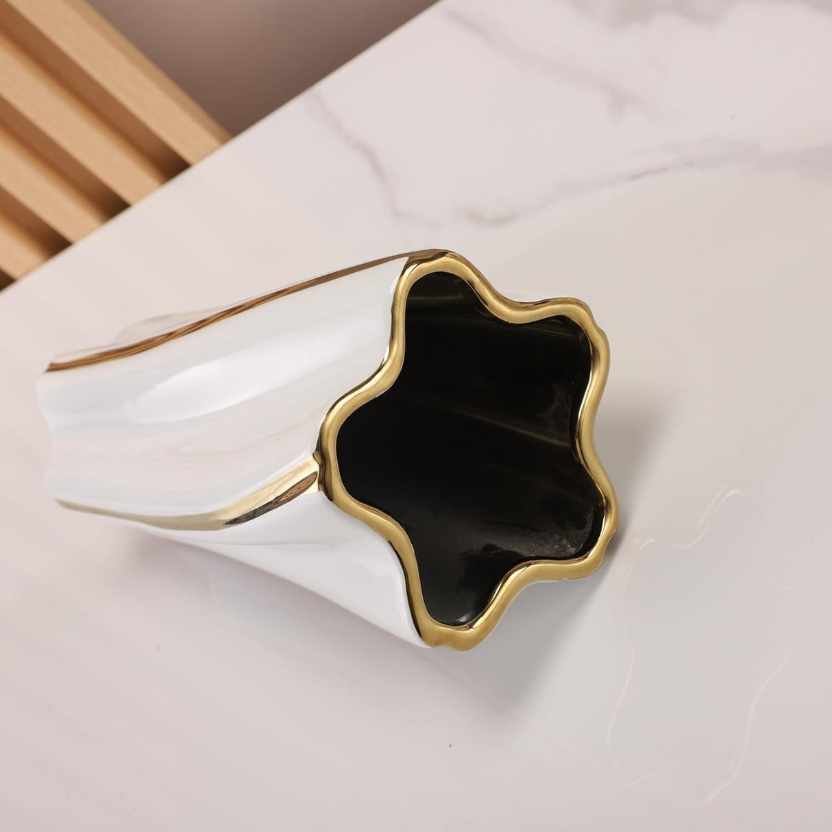 Vaza ceramica , Alb-auriu