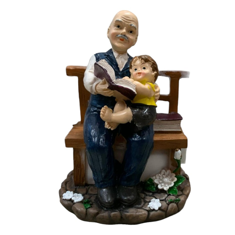Figurina Bunic cu nepot/nepoata citind , Rasina , 12x9 cm