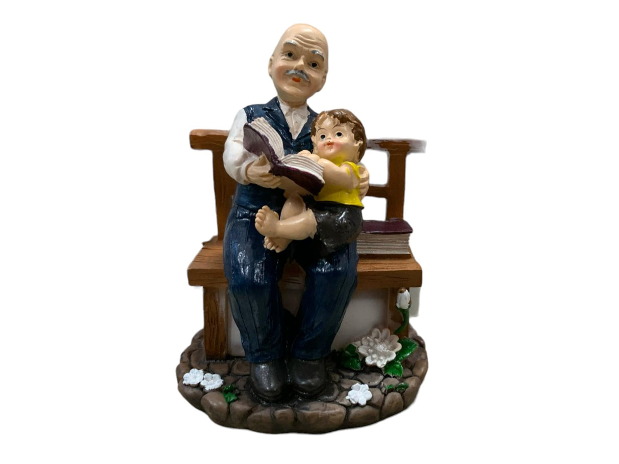 Figurina Bunic cu nepot/nepoata citind , Rasina , 12x9 cm