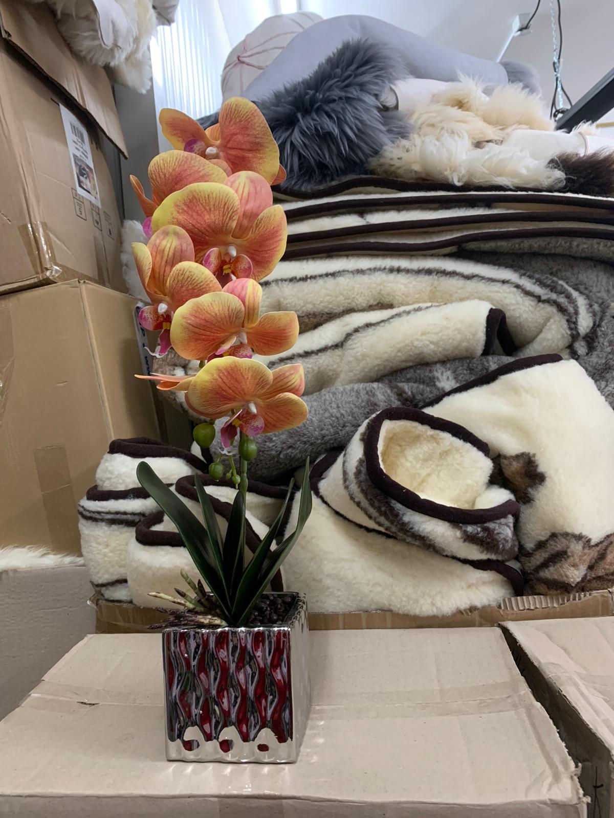 Orhidee artificiala 2 tije, ghiveci auriu din ceramica, patrat, 50 cm