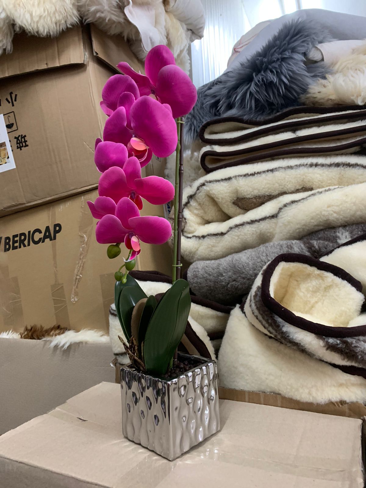 Orhidee artificiala 2 tije, ghiveci auriu din ceramica, patrat, 50 cm