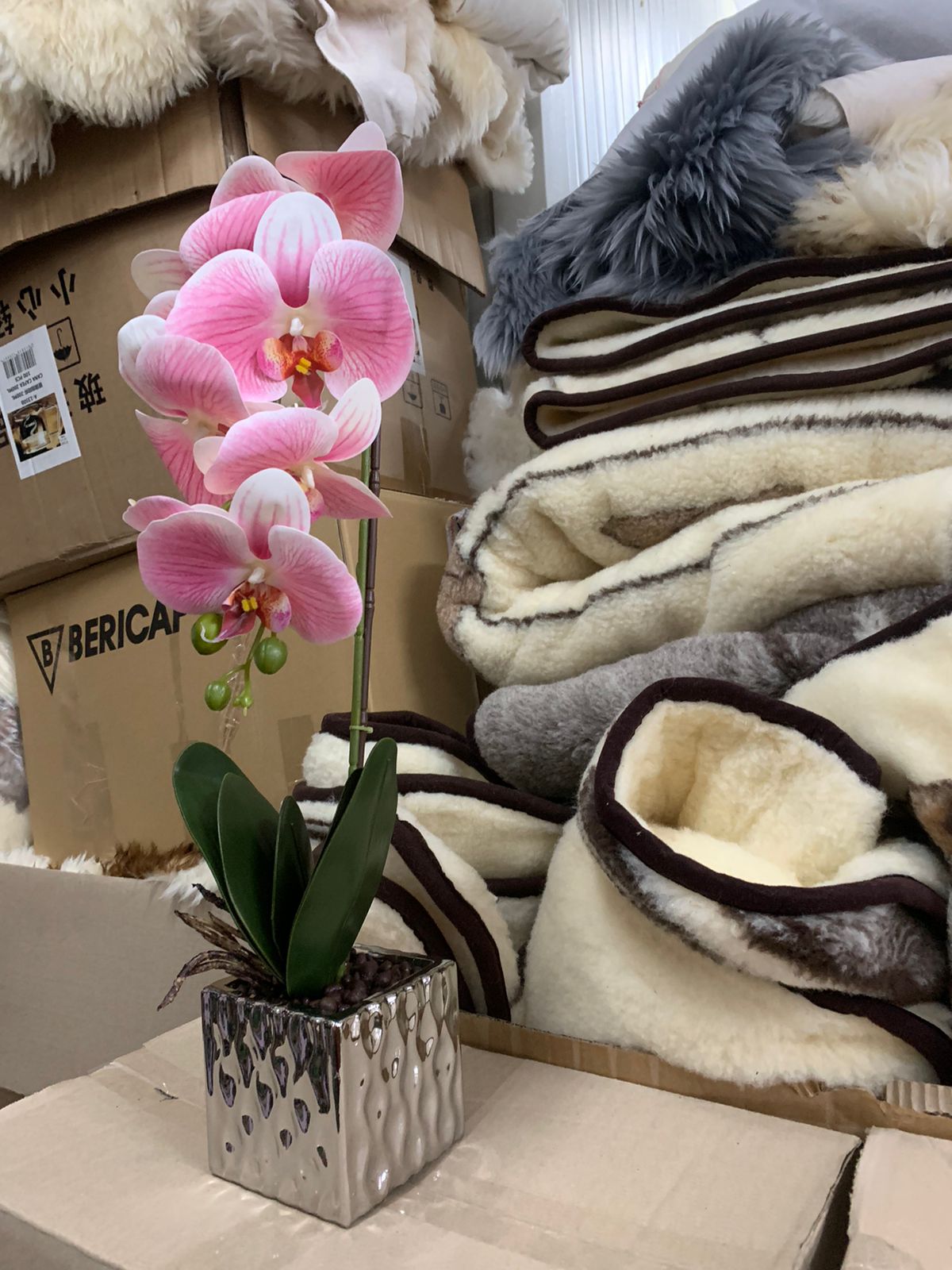 Orhidee artificiala 2 tije, ghiveci auriu din ceramica, patrat, 50 cm