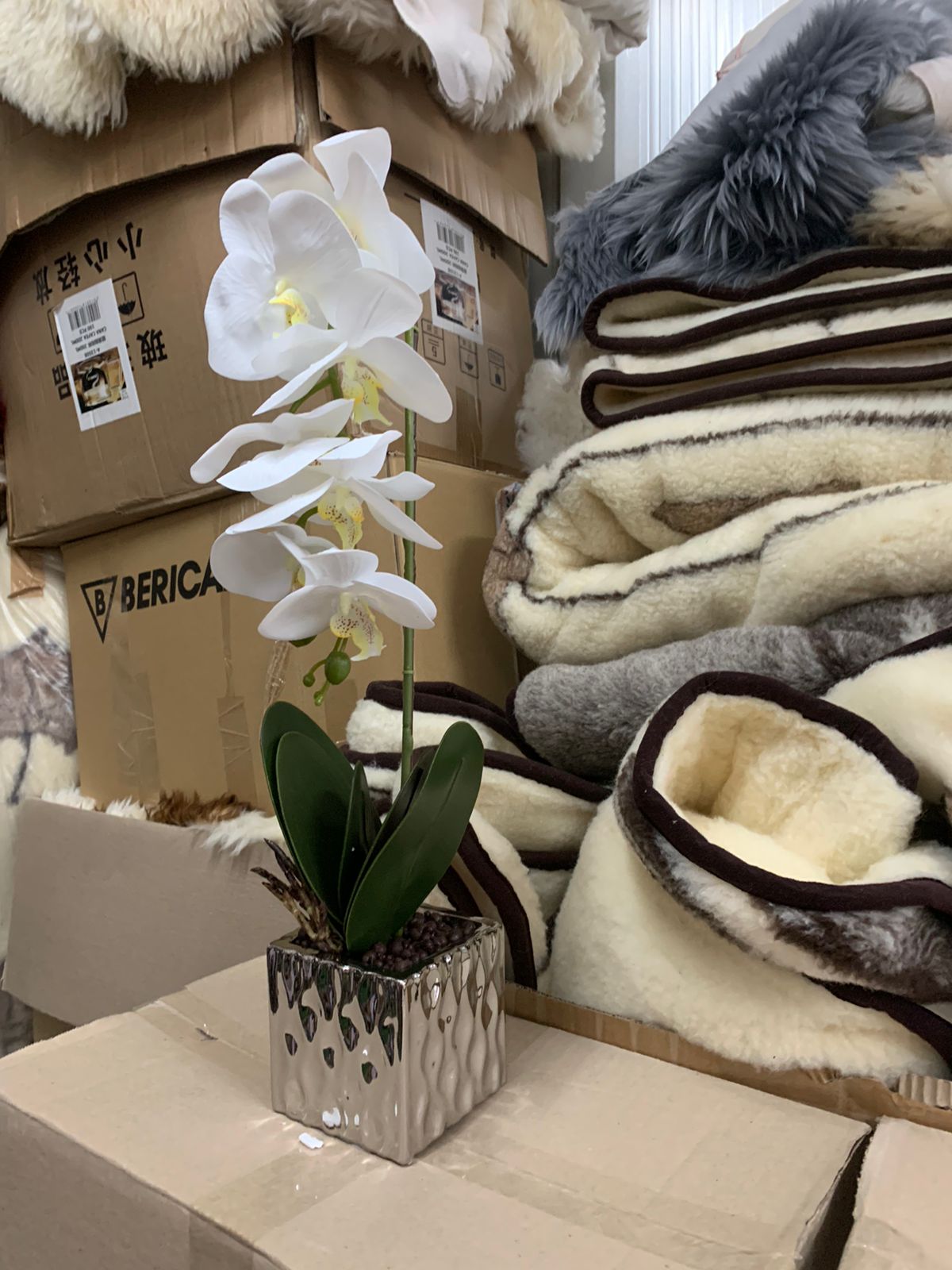 Orhidee artificiala 2 tije, ghiveci auriu din ceramica, patrat, 50 cm