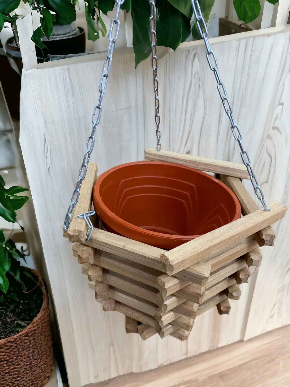 Set Suport flori suspendat cu lant, din lemn, Hexagonal 21*20 cm + Ghiveci Inclus