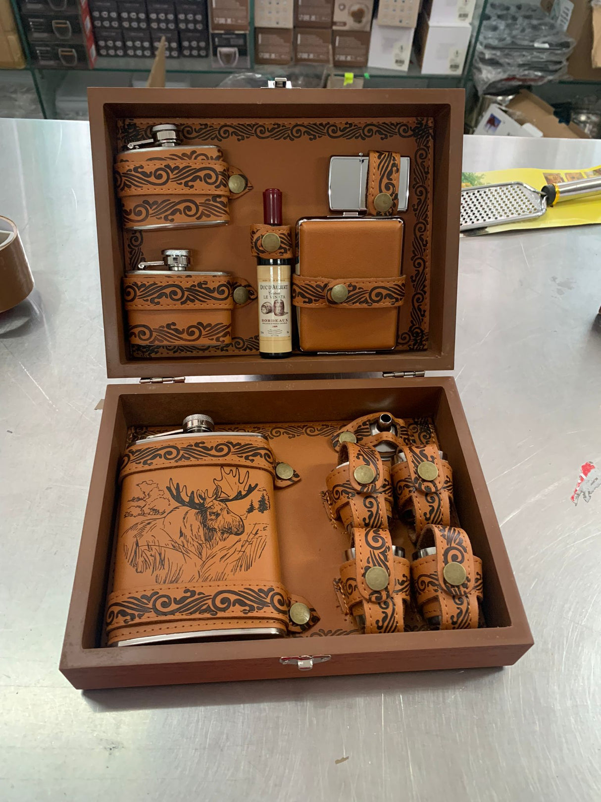 Set cadou Plosca ,doua sticle si Accesorii in cutie Elaganta de lemn