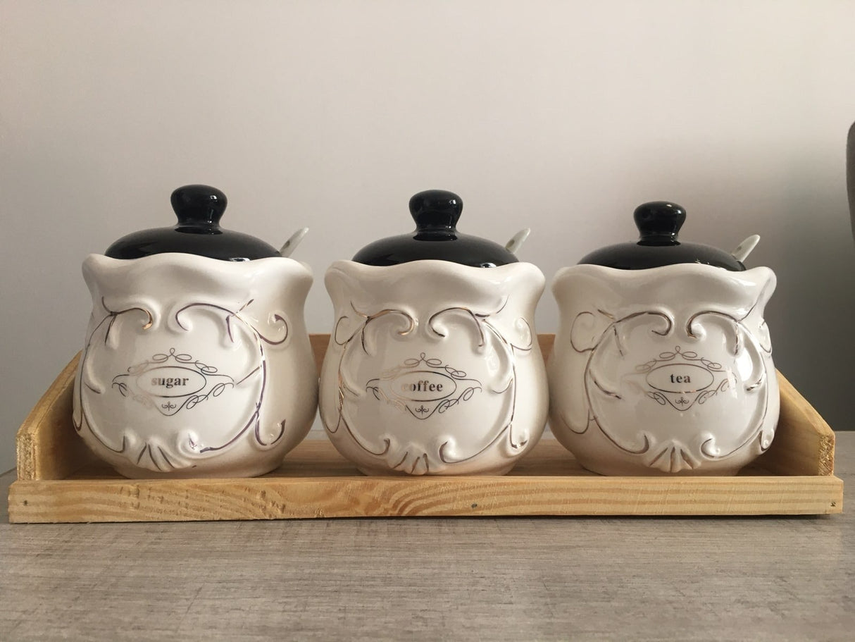 Set 3 recipiente ceramica pentru Zahar, Cafea, Ceai , cu lingurita si Suport din lemn