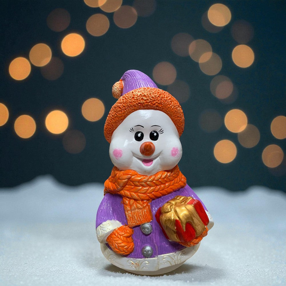 Figurina/Decoratiune Om de Zapada cu cadou, pictata manual, rasina, 28 cm