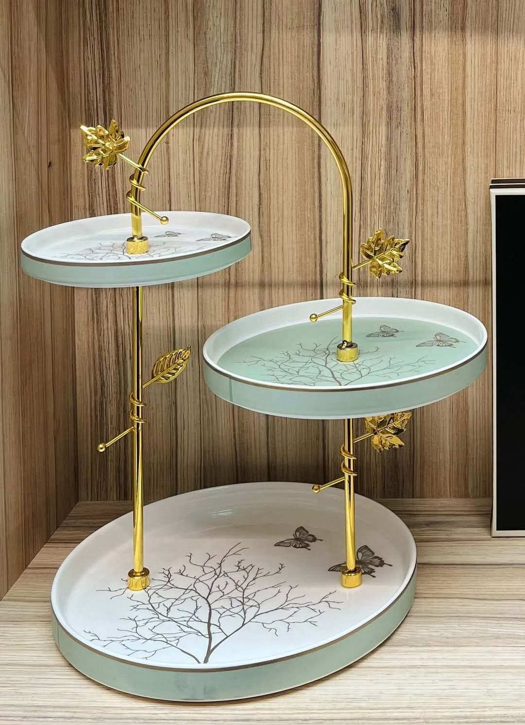 Set Etajat cu 3 Platouri Portelan si Suport Metalic Auriu, Luxury Collection