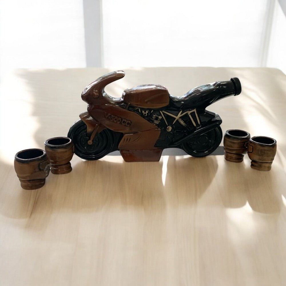 Set ceramica pentru bautura, in forma de Motocicleta 500 ml cu 4 pahare , 25 ml