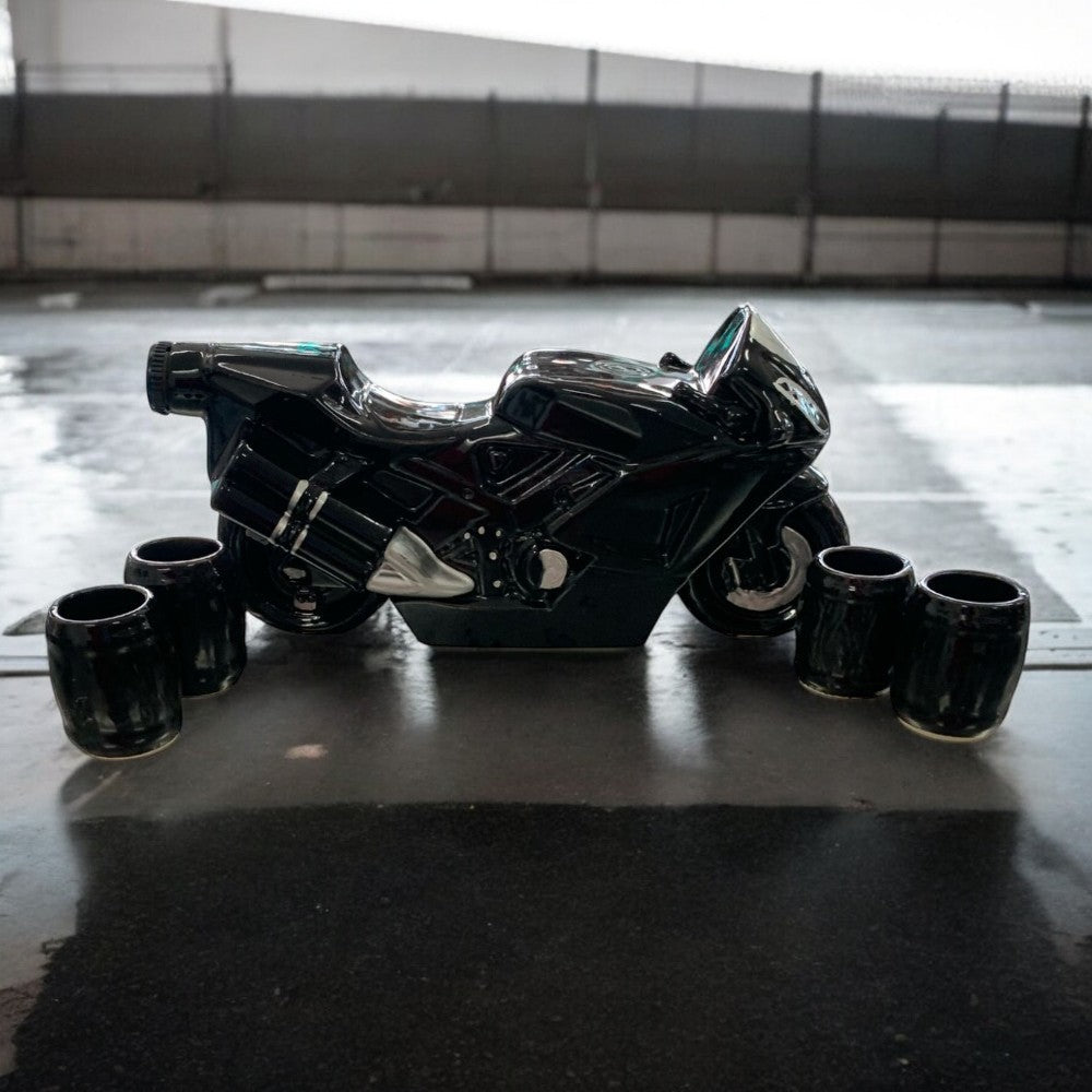 Set ceramica pentru bautura, in forma de Motocicleta 500 ml cu 4 pahare , 25 ml