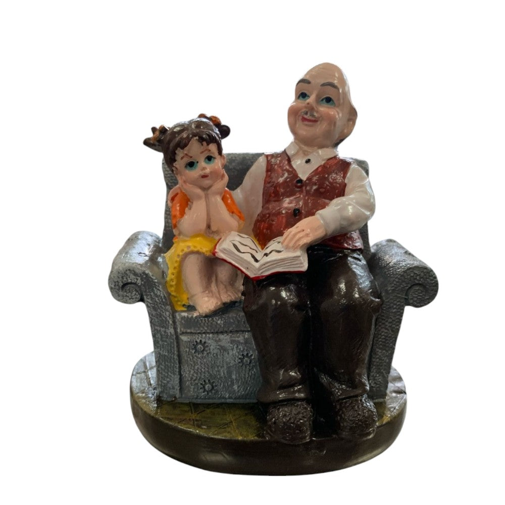 Figurina Bunic cu nepot/nepoata citind , Rasina , 12x9 cm