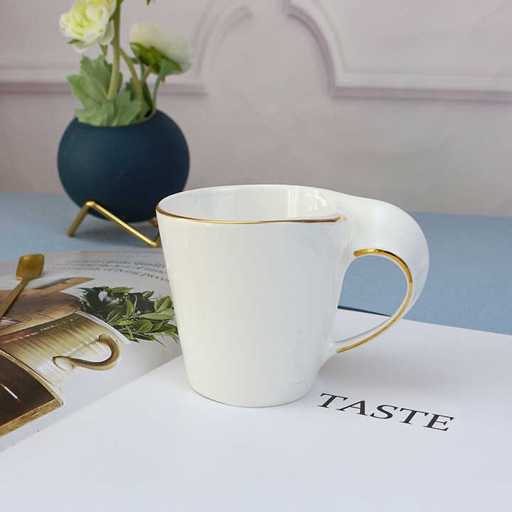 Set 6 cesti Portelan fin, 130 ml cu 6 farfurii ,Luxury Collection