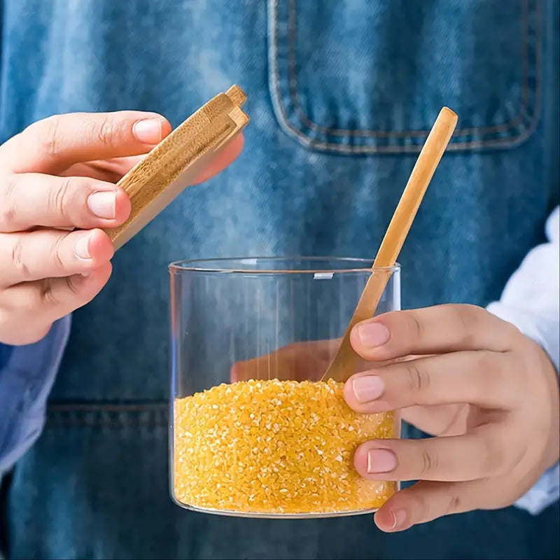 Set 3 recipiente pentru Condimente din Sticla cu suport de Bambus, cu Lingurite