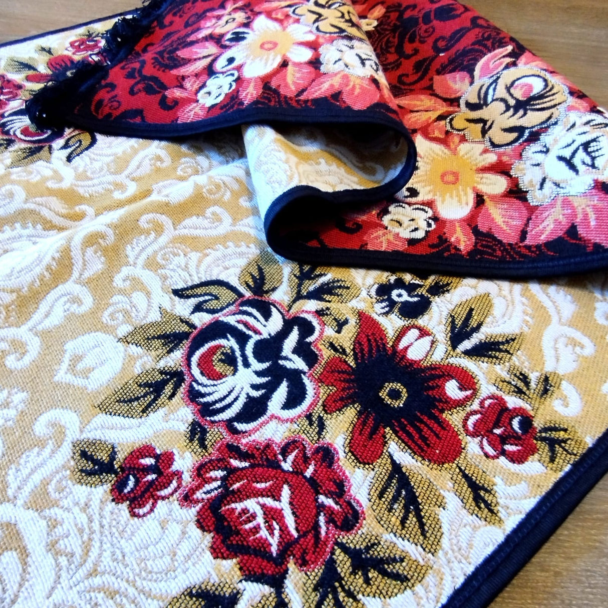 Covor floral, cu doua fete, dimensiunea 80x150cm , bumbac