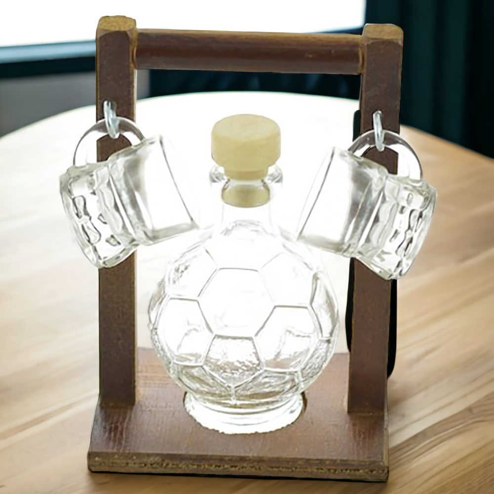 Suport lemn cu sticla 200 ml in forma de Minge si 2 pahare 50 ml de tuica